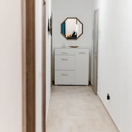 Апартаменты In With Balcony, Air Conditioning, Wifi, Washing Machine 4252-4 Комарна