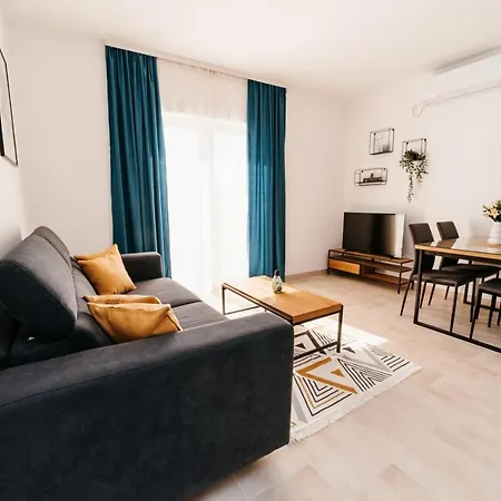 In With Balcony, Air Conditioning, Wifi, Washing Machine 4252-4 Апартаменты Комарна